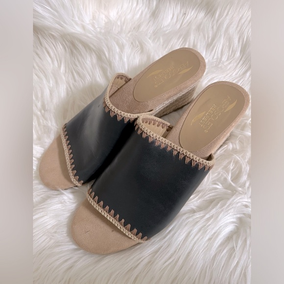Aerosole’s Leather Wedge Slide Sandals - Picture 6 of 8